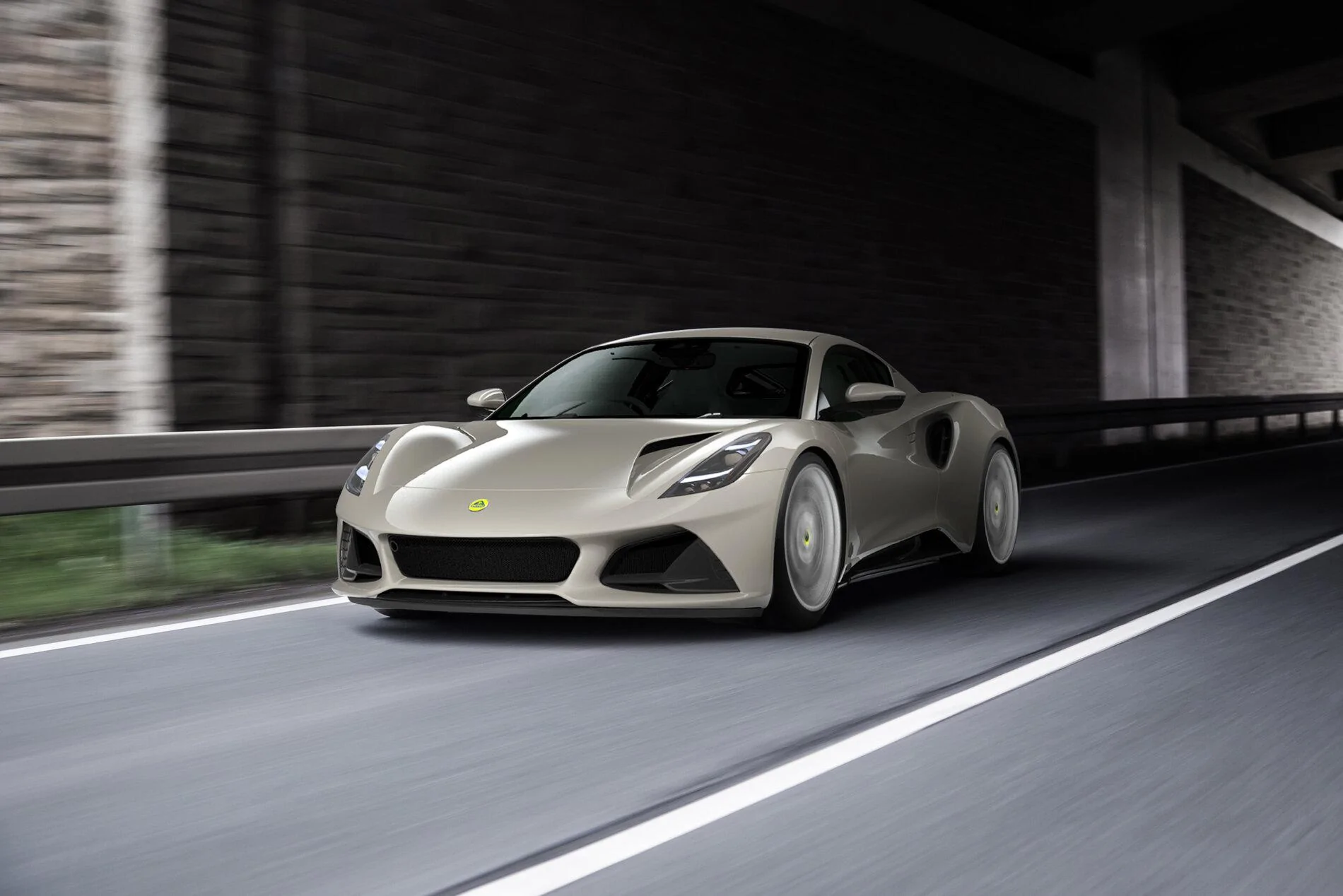 emira-tunnel-silver-wheels.webp