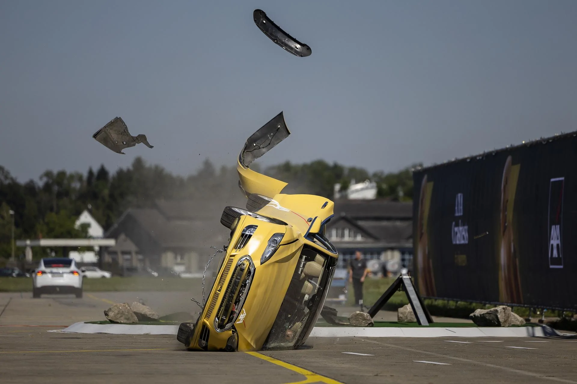 2022-AXA-EV-Crash-Test-Zurich-2.webp