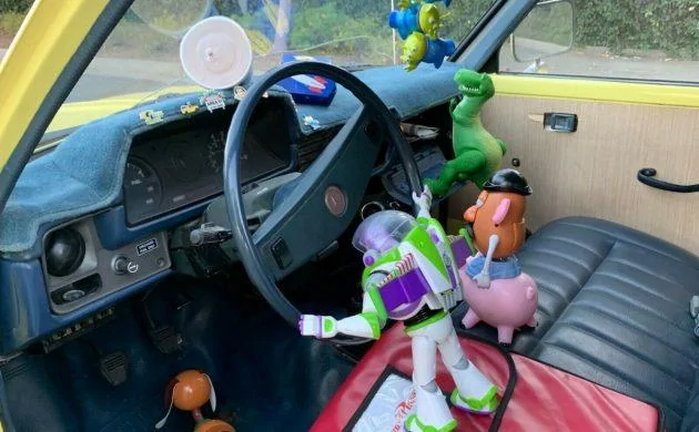 1979-Toyota-Pickup-2WD-Pizza-Planet-Tribute-Interior-630x390.webp