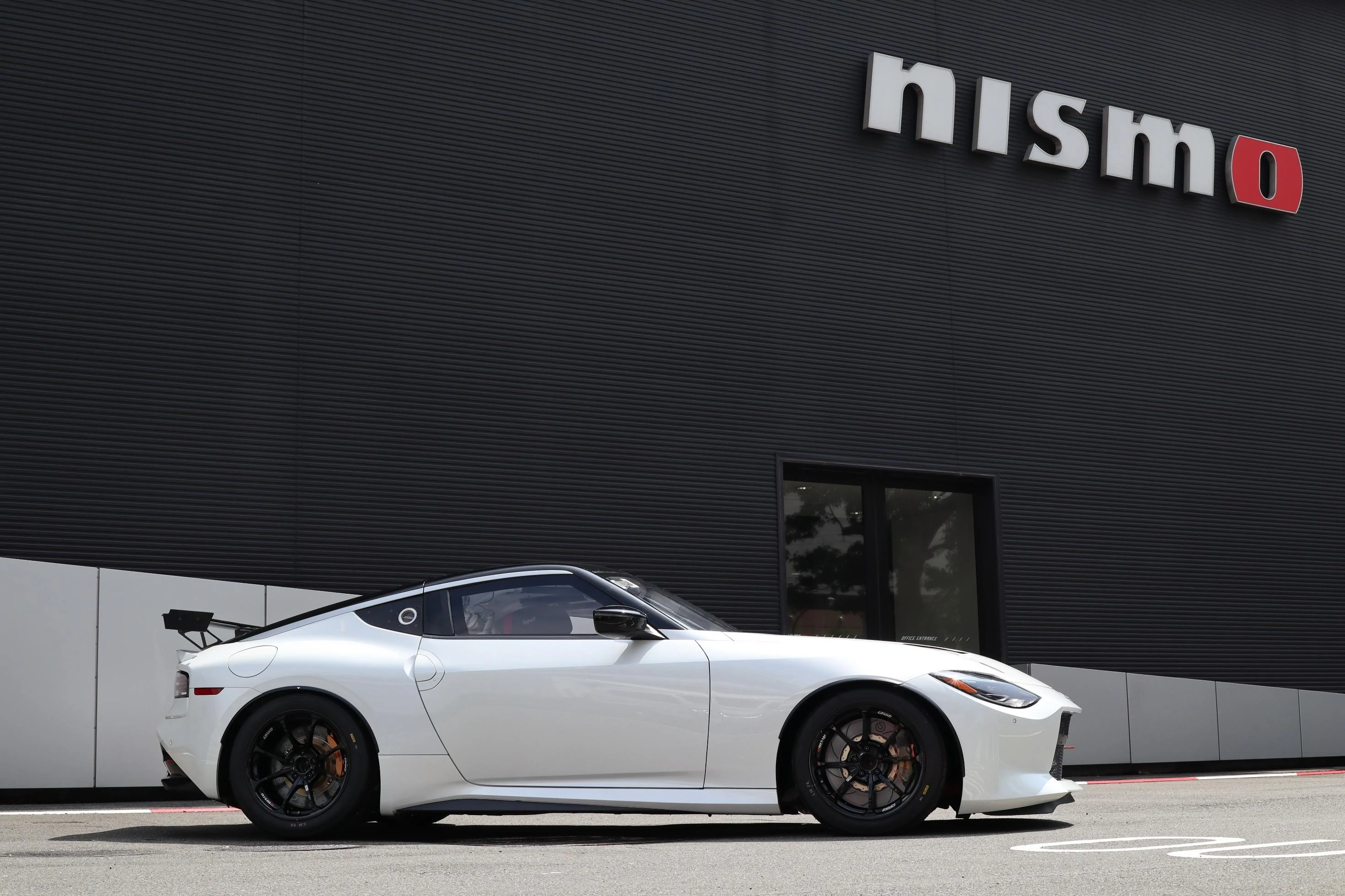 2023-nissan-z-nismo-racing-car-unveiled-will-race-next-month_3.webp