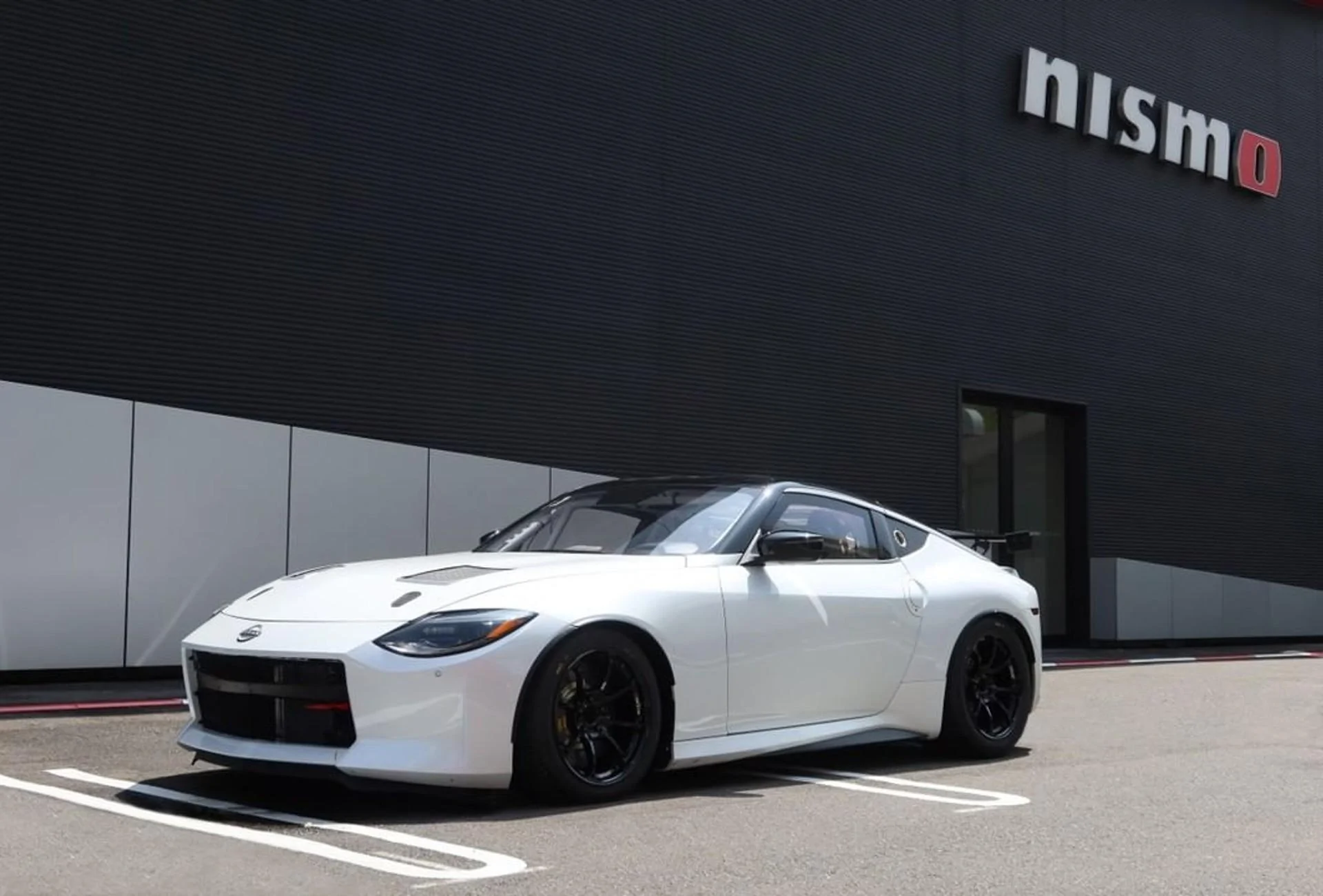 2023-nissan-z-nismo-racing-car-unveiled-will-race-next-month_2.webp