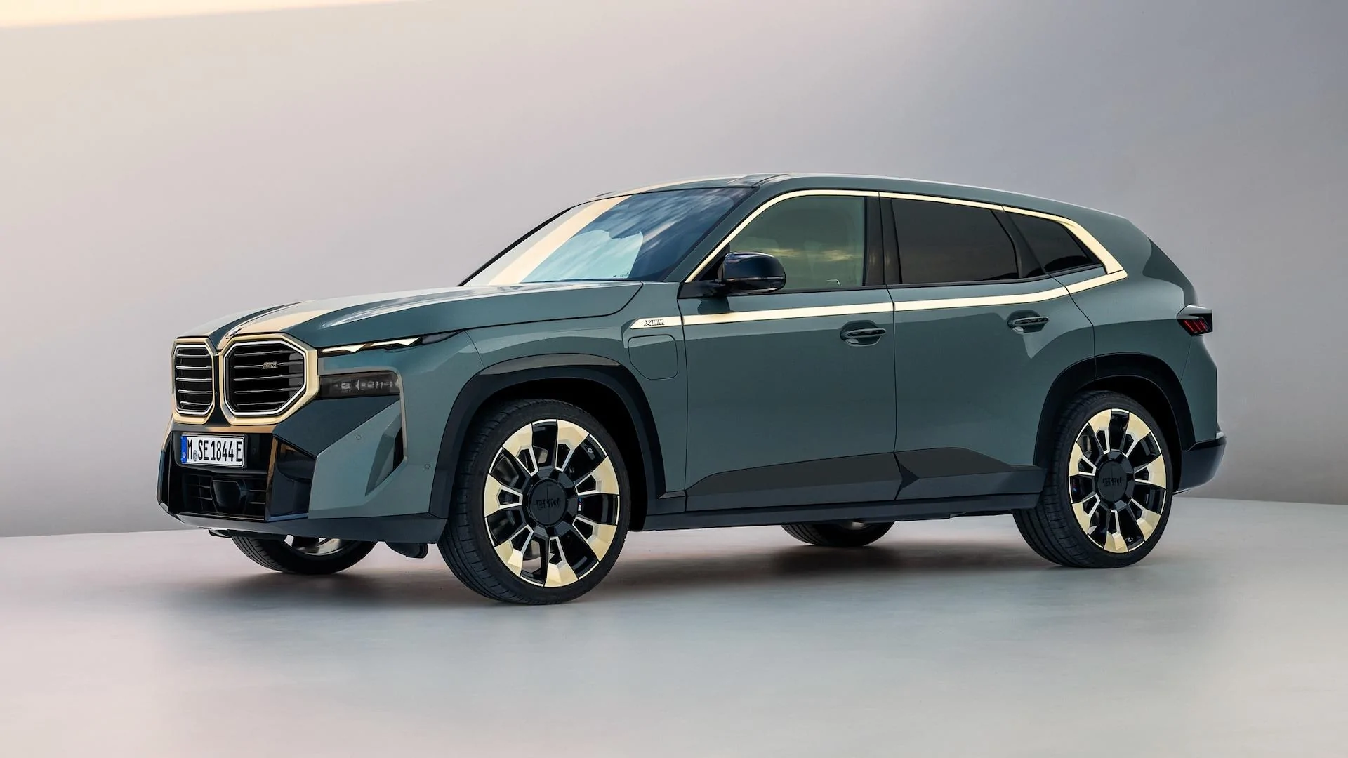 2023-BMW-XM-1.webp