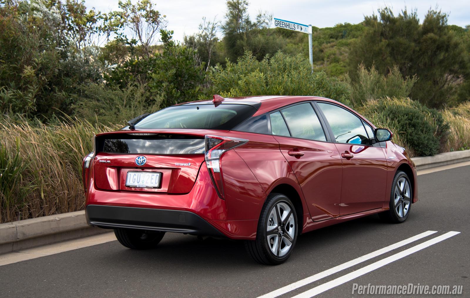 2016-Toyota-Prius-i-Tech-rear.jpg