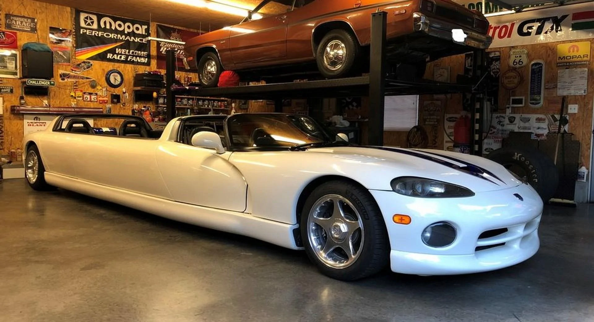 1996-Dodge-Viper-RT-10-limo-1.webp