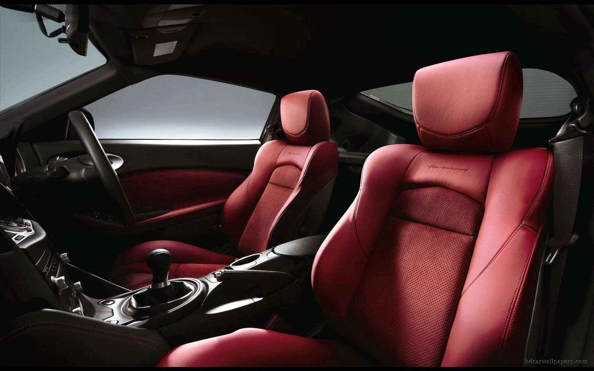 _edition_370z_40th_anniversary_model_interior-wide.webp