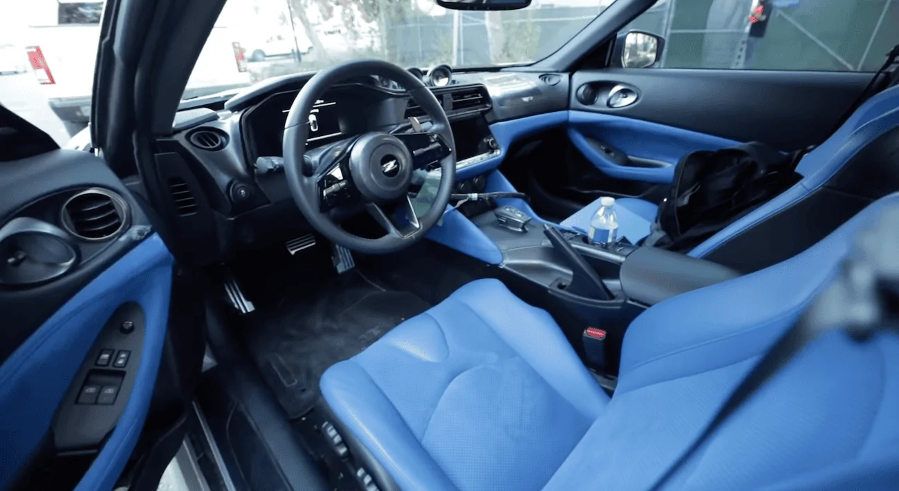 2023-nissanz-blue-interior.webp