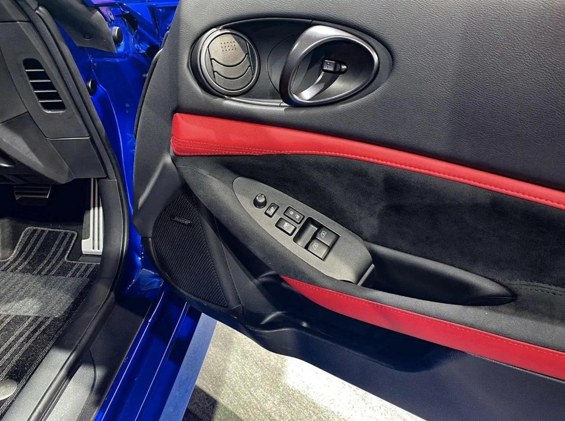 nissan-z-red-interior-blue-exterior-1-png.webp