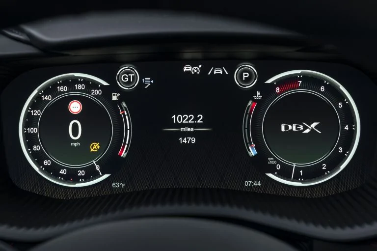 aston-martin-dbx-2020-598966.webp