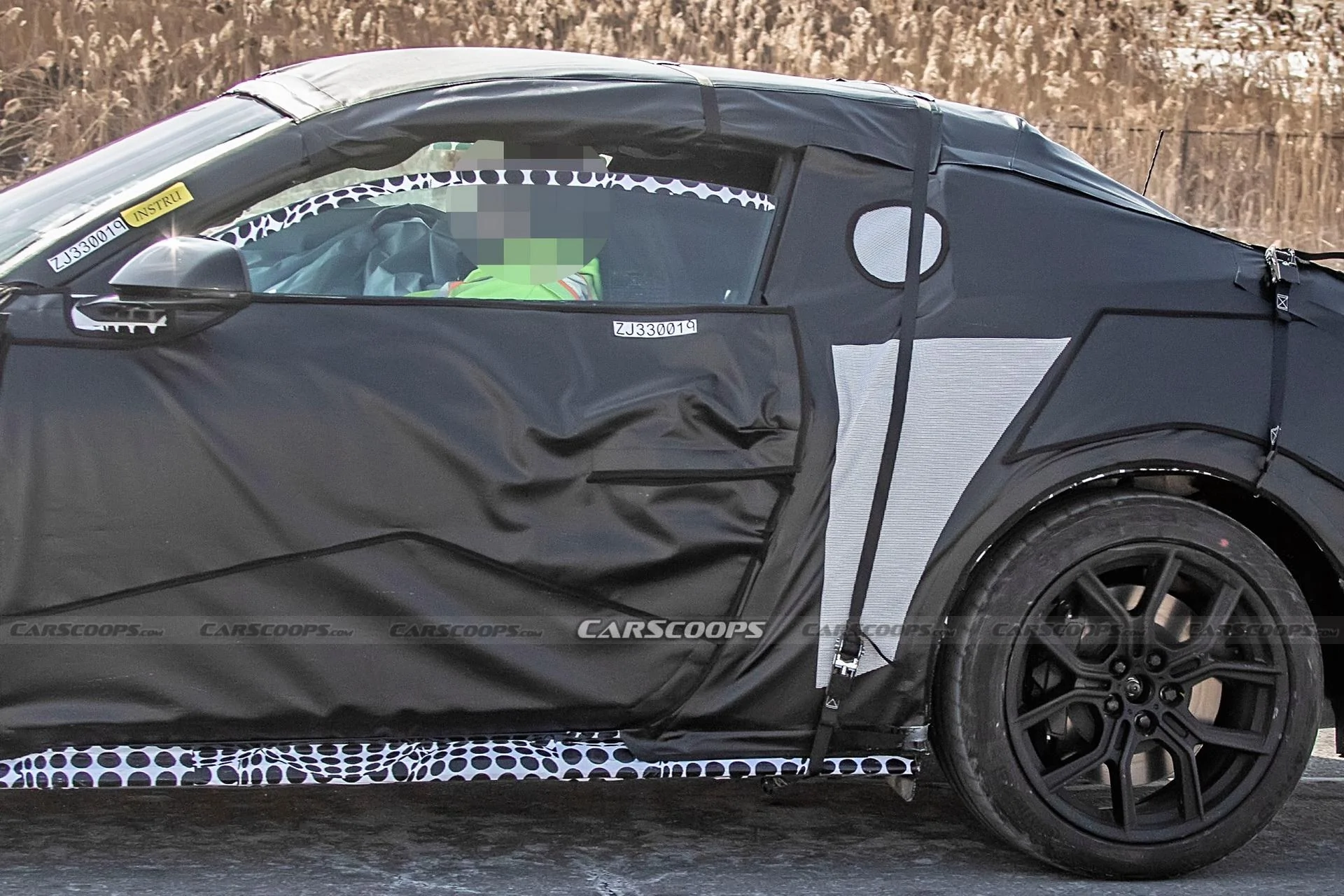 Ford-Mustang-Convertible-Spy-Shots-5.webp