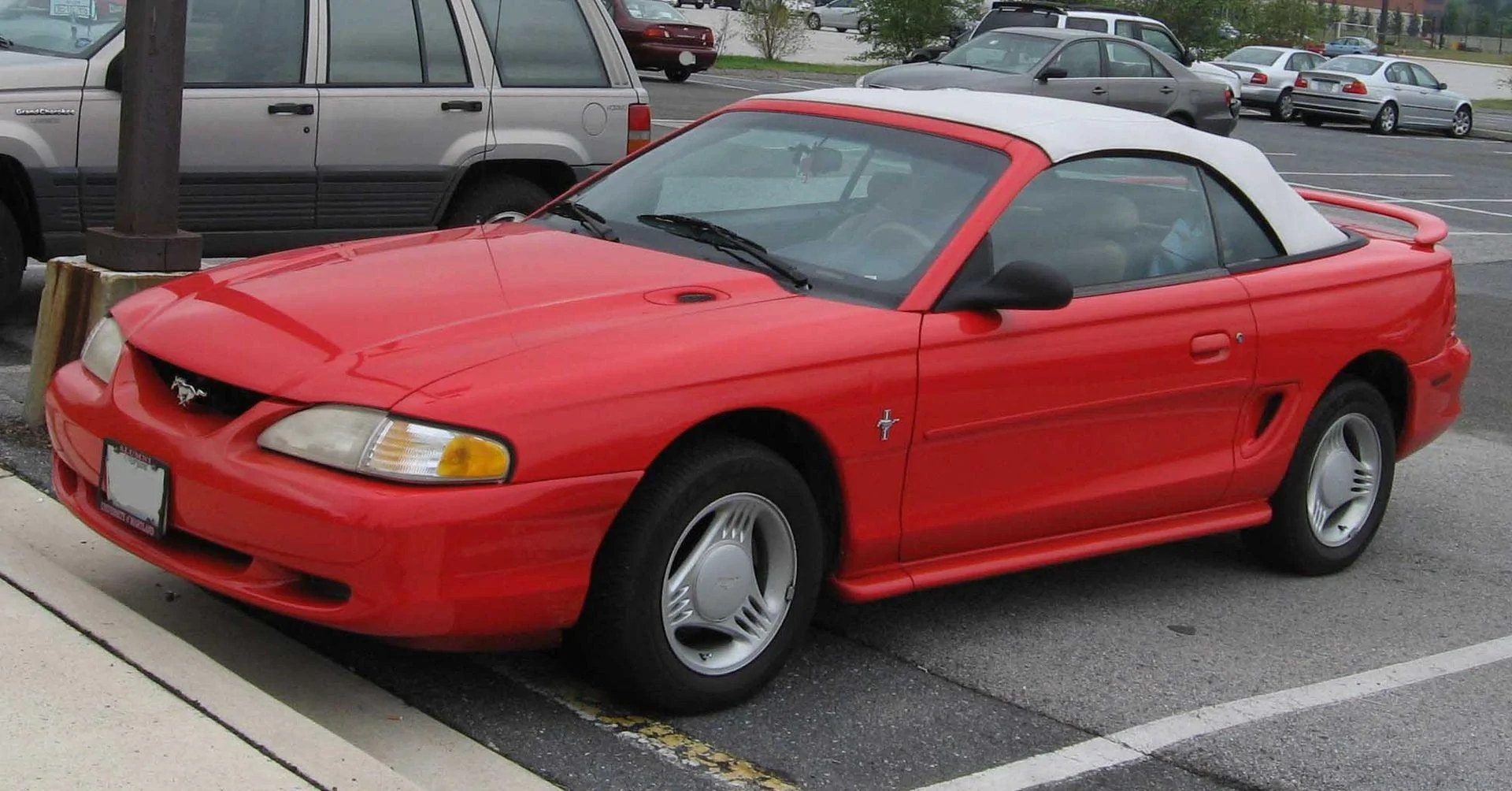 1920px-94-98_Ford_Mustang_convertible.webp