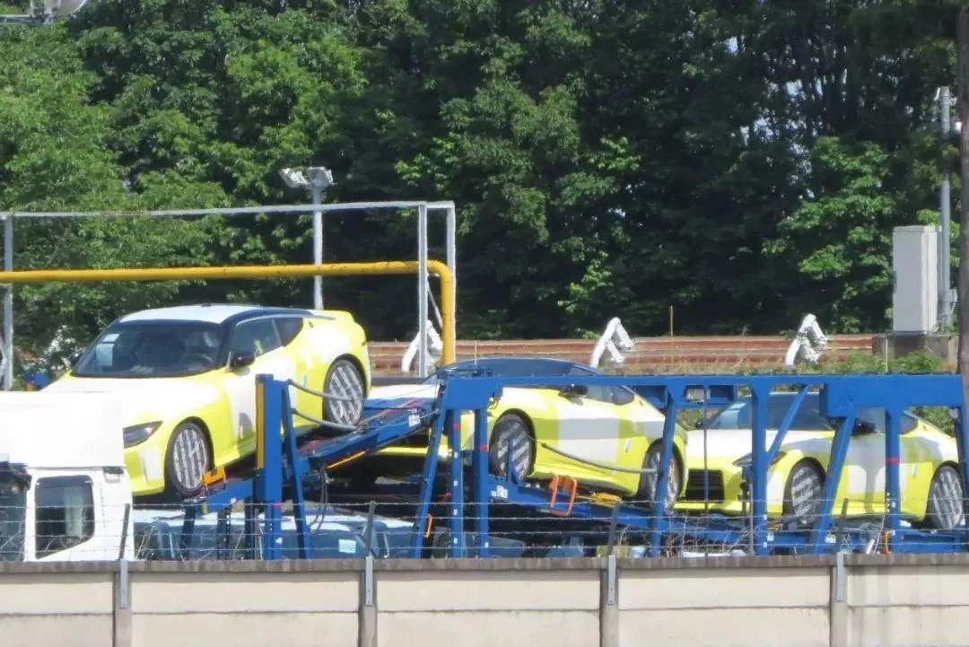 2023-nissan-z-carrier-truck-1.jpeg