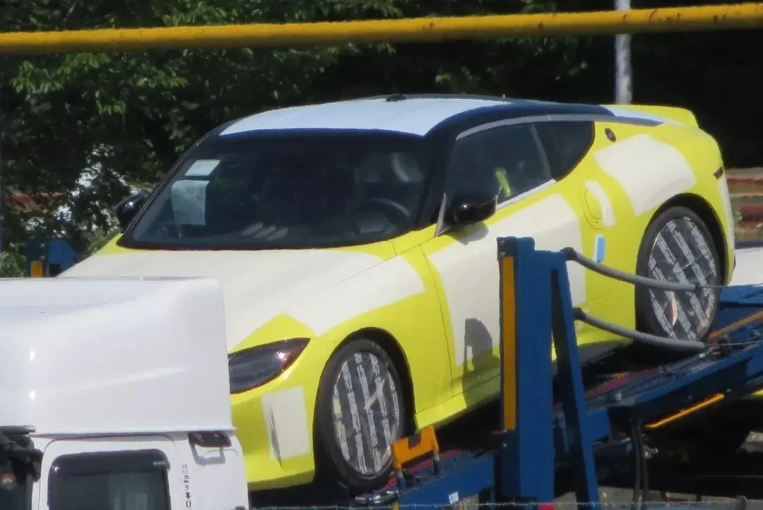2023-nissan-z-carrier-truck-3.jpeg