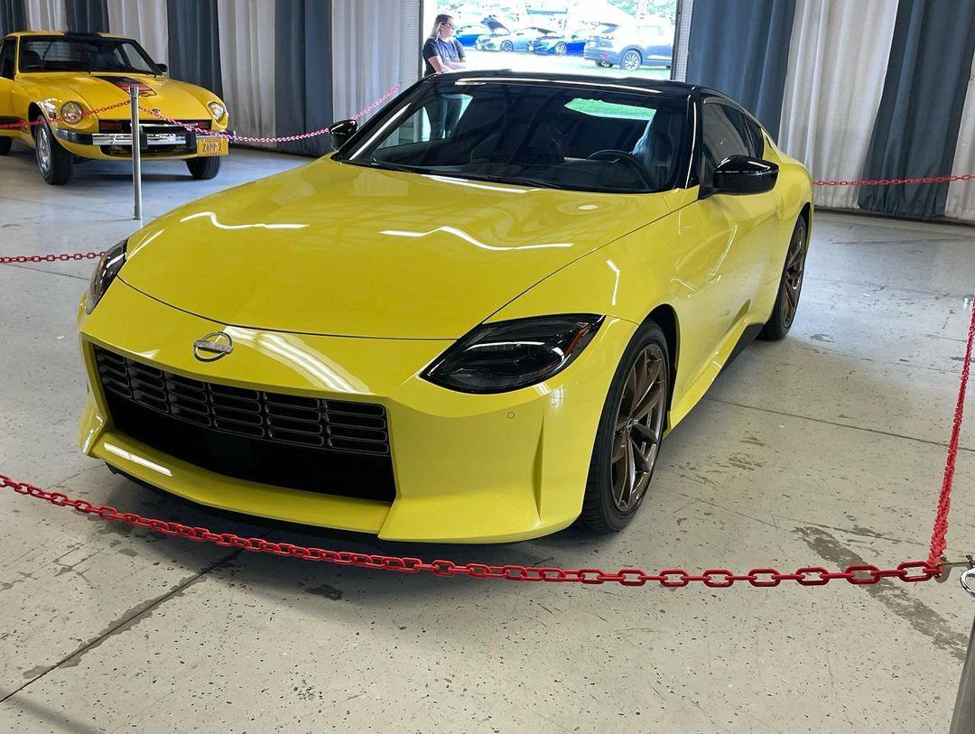 IKAZUCHI YELLOW Nissan Z proto trim1.jpg