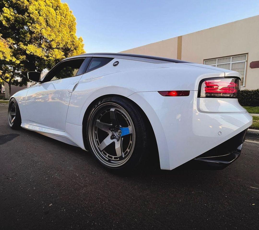 Everest White Nissan Z modified aftermarket wheels'.jpg