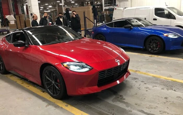 Exhaust Revs + Walkaround of 2023 Nissan Z in Serian Blue & Passion Red