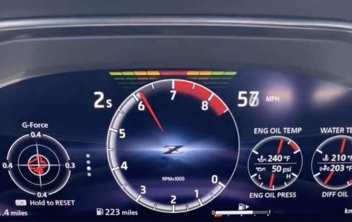 Shift lights in action on Z digital instrument cluster in Sport Mode (video)