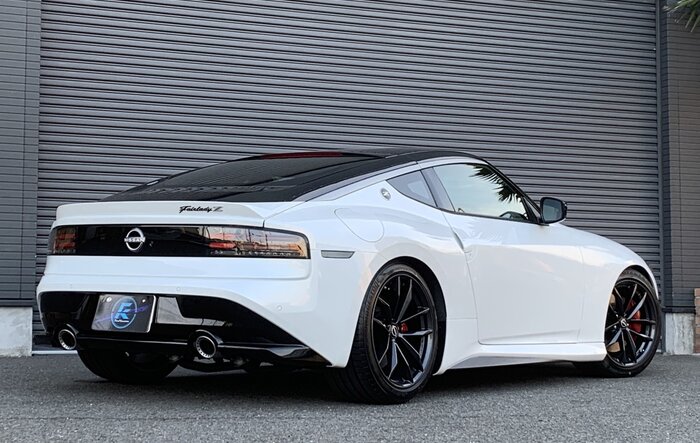 What the Z looks like lowered on coilovers suspension (by Final Konnexion)