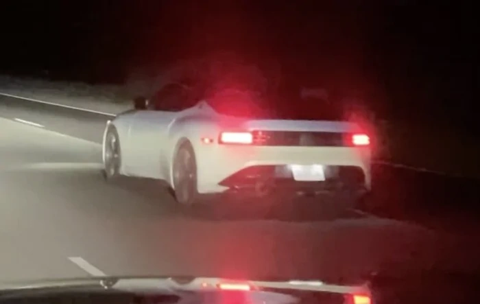 Video: Everest White 2023 Nissan Z nighttime highway sighting
